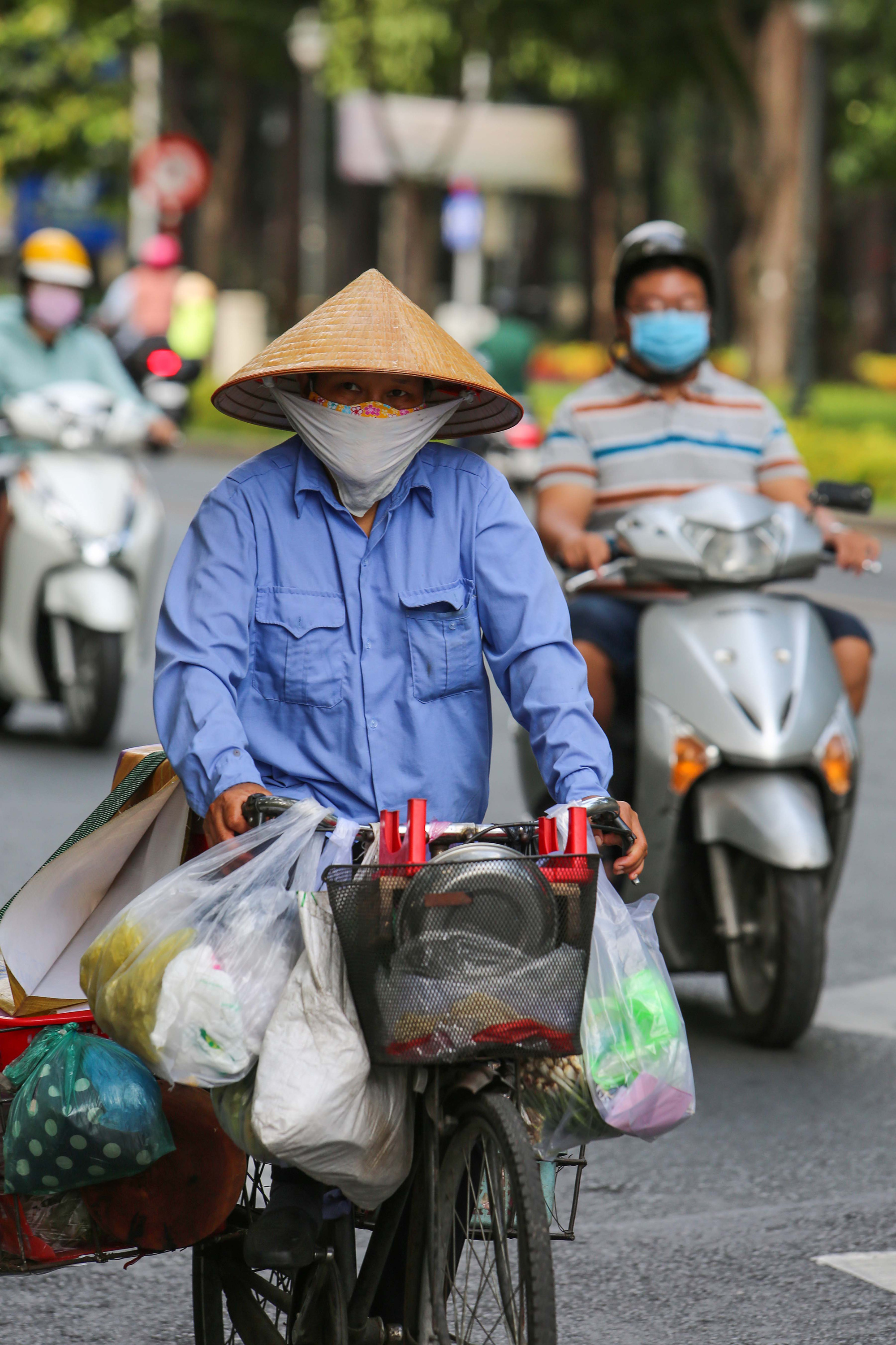 Đeo khẩu trang nơi công cộng tại TP HCM: người có, người không - Ảnh 3.