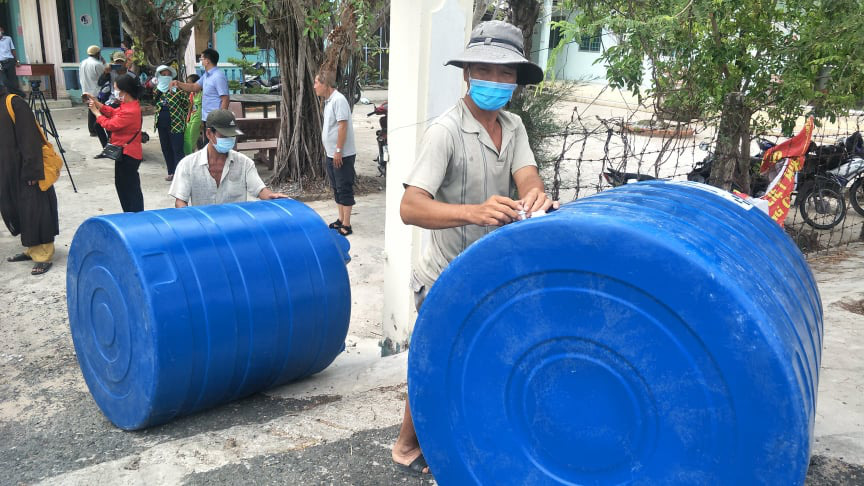 CLIP: Phu nhân Nguyên Chủ tịch nước Trương Tấn Sang mang niềm vui đến 8 tỉnh vùng hạn, mặn - Ảnh 3.