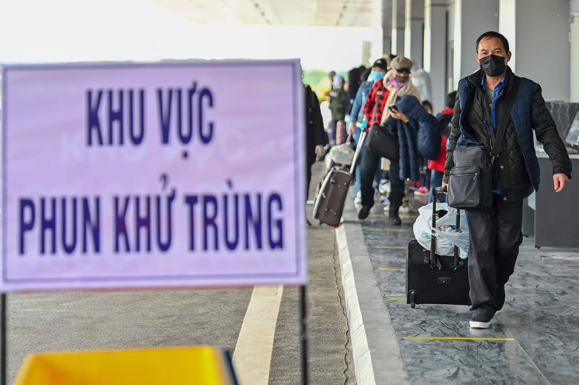 Cận cảnh chuyến bay đặc biệt đưa người Việt Nam từ Ukraine hạ cánh tại sân bay Vân Đồn - Ảnh 2.