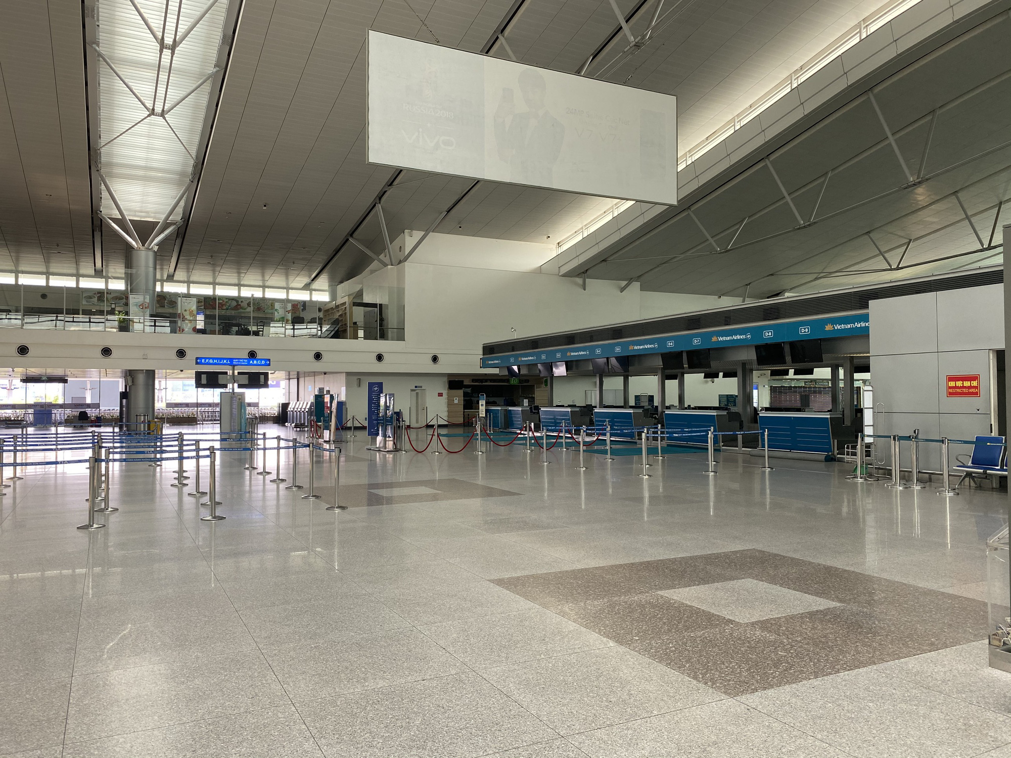 Sân bay Tân Sơn Nhất vắng bóng người sau lệnh hạn chế bay - Ảnh 4.
