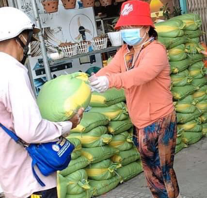 Thơm thảo những tấm lòng hướng đến người bán vé số nghèo - Ảnh 3.