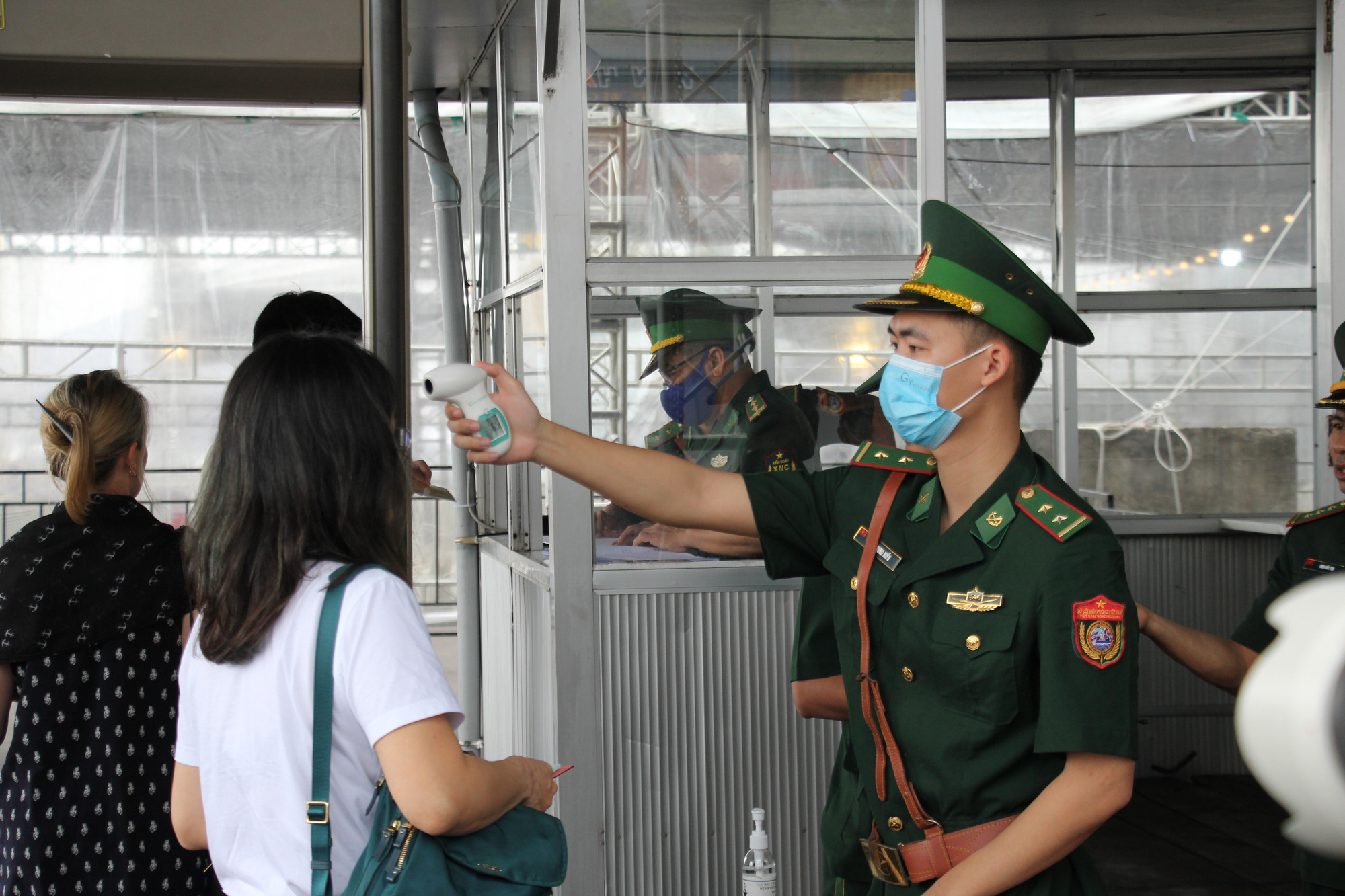 Hình ảnh tàu tuần dương hạm hộ tống siêu tàu sân bay Mỹ cập cảng Đà Nẵng - Ảnh 1.