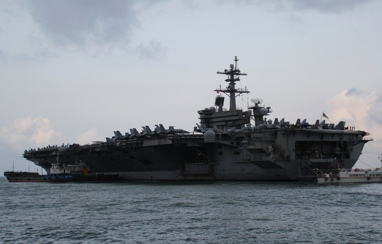 Cận cảnh tàu sân bay USS Theodore Roosevelt neo đậu vịnh Đà Nẵng - Ảnh 1.