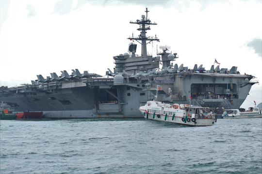 Cận cảnh tàu sân bay USS Theodore Roosevelt neo đậu vịnh Đà Nẵng - Ảnh 2.