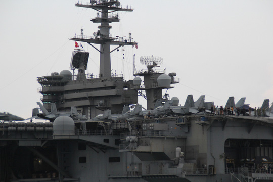 Cận cảnh tàu sân bay USS Theodore Roosevelt neo đậu vịnh Đà Nẵng - Ảnh 11.