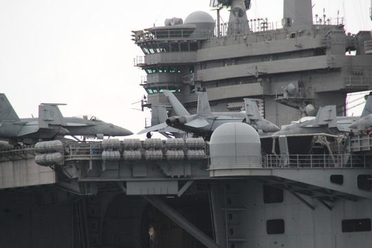 Cận cảnh tàu sân bay USS Theodore Roosevelt neo đậu vịnh Đà Nẵng - Ảnh 12.