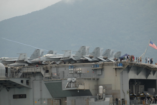 Cận cảnh tàu sân bay USS Theodore Roosevelt neo đậu vịnh Đà Nẵng - Ảnh 14.
