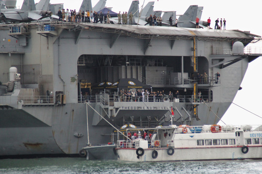 Cận cảnh tàu sân bay USS Theodore Roosevelt neo đậu vịnh Đà Nẵng - Ảnh 3.