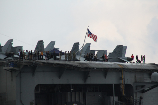 Cận cảnh tàu sân bay USS Theodore Roosevelt neo đậu vịnh Đà Nẵng - Ảnh 4.