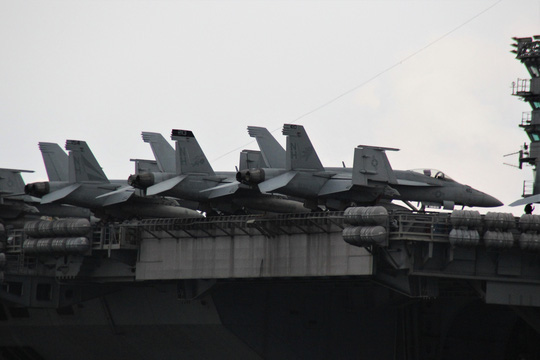 Cận cảnh tàu sân bay USS Theodore Roosevelt neo đậu vịnh Đà Nẵng - Ảnh 5.