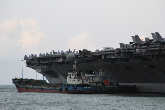 Cận cảnh tàu sân bay USS Theodore Roosevelt neo đậu vịnh Đà Nẵng - Ảnh 6.
