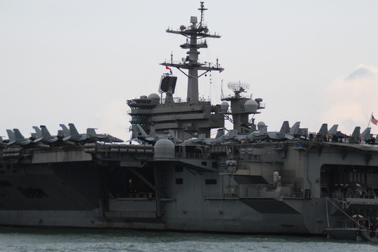Cận cảnh tàu sân bay USS Theodore Roosevelt neo đậu vịnh Đà Nẵng - Ảnh 7.