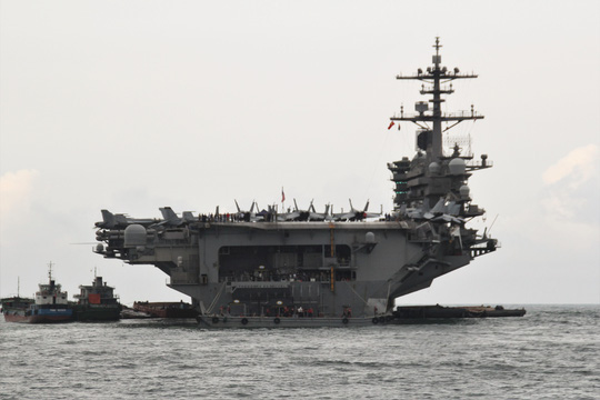 Cận cảnh tàu sân bay USS Theodore Roosevelt neo đậu vịnh Đà Nẵng - Ảnh 9.