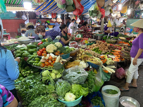 Chung tay chống dịch Covid-19: Hàng hóa đầy chợ, siêu thị - Ảnh 2.