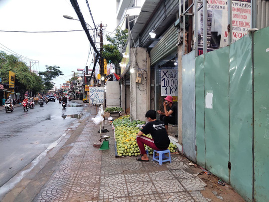 Xoài vào mùa, tràn xuống lề đường, giá rẻ - Ảnh 2.