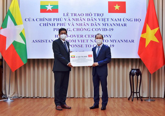 Việt Nam trao quà trị giá 50.000 USD hỗ trợ Myanmar - Ảnh 1.