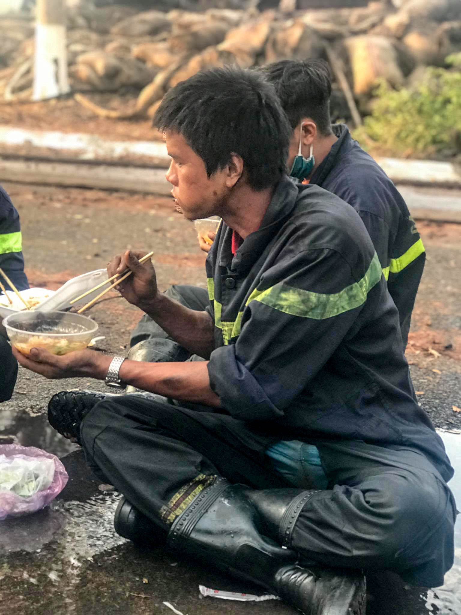 Xúc động chùm ảnh Cảnh cảnh sát chữa cháy bị bỏng, ăn, ngủ tại hiện trường - Ảnh 5.