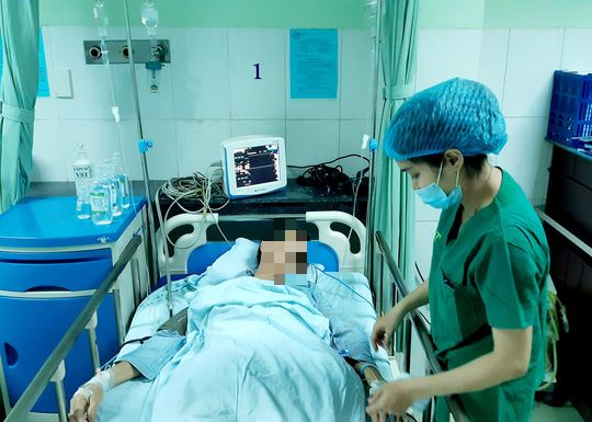 Cắt nửa mét ruột cứu người đàn ông ở Quảng Nam bị đâm xuyên bụng - Ảnh 1.