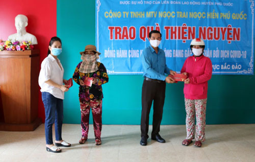 Kiên Giang: Trao 200 phần quà cho NLĐ khó khăn - Ảnh 1.