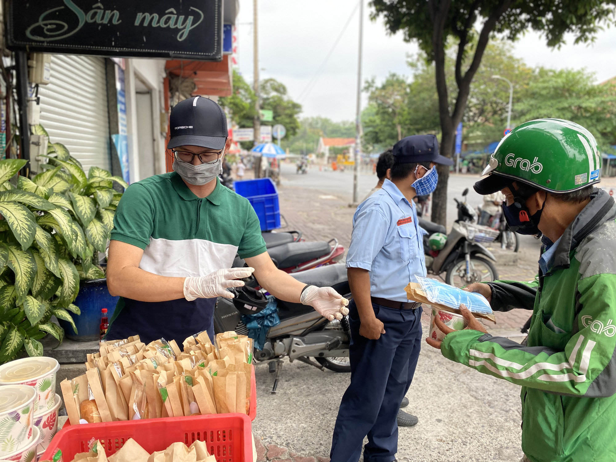 Ở nơi 1km2 có đến 5 điểm phát cơm miễn phí! - Ảnh 3.