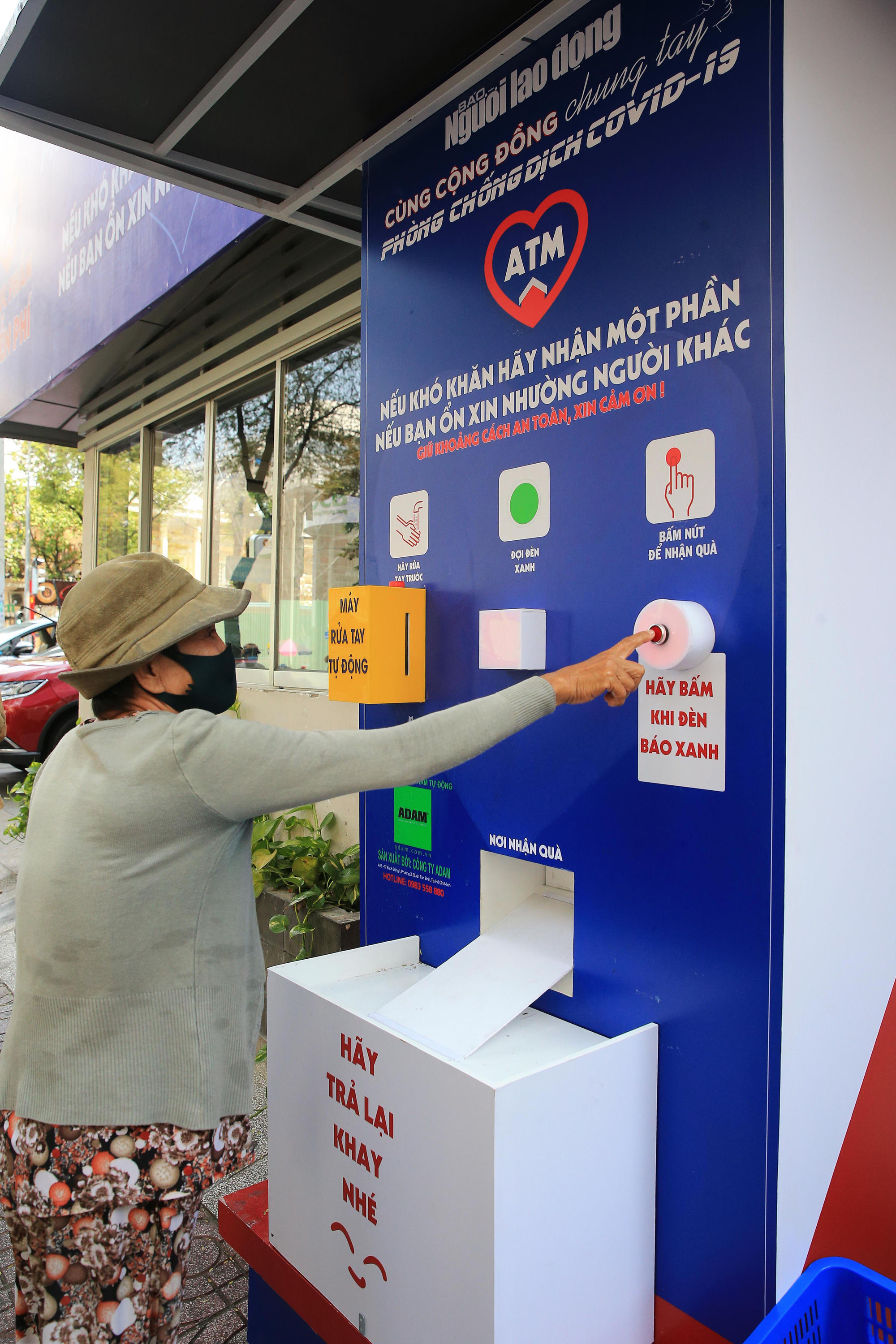 Cận cảnh ATM thực phẩm miễn phí dành cho người nghèo - Ảnh 2.