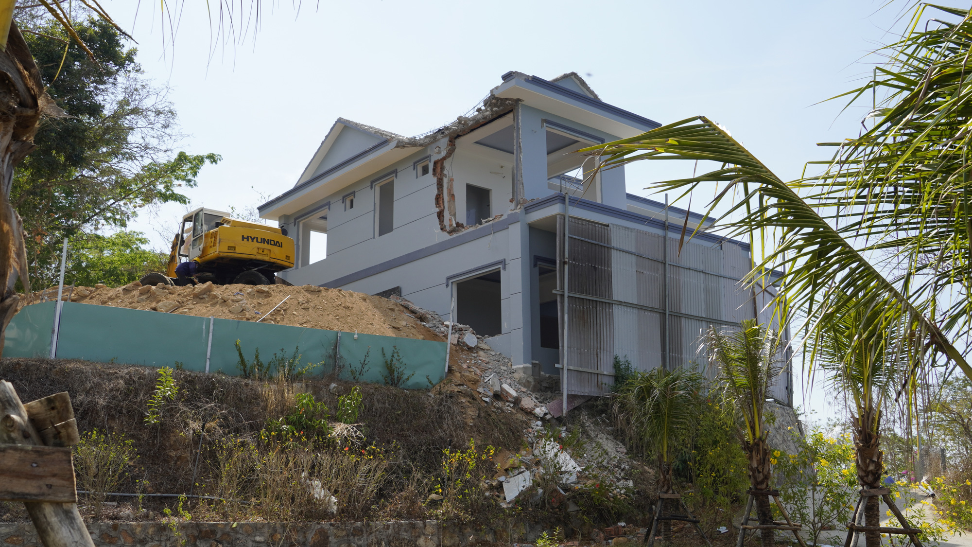Tháo dỡ biệt thự không phép của Công ty Cáp Treo Vũng Tàu - Ảnh 9. Tháo dỡ biệt thự không phép của Công ty Cáp Treo Vũng Tàu - Ảnh 9.
