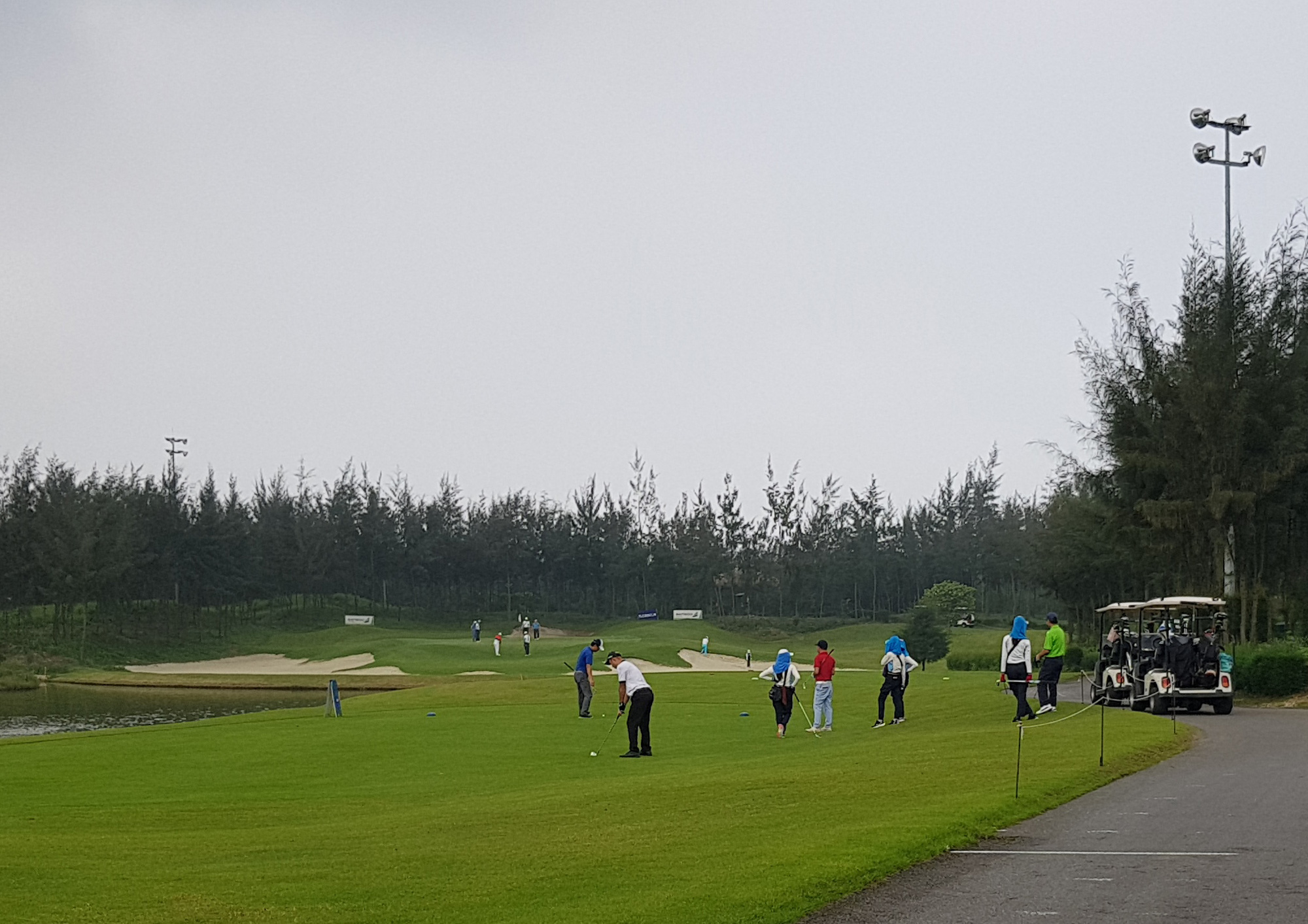 Hàng chục golf thủ tập trung chơi golf ở FLC Sầm Sơn trong khi giãn cách xã hội - Ảnh 7.