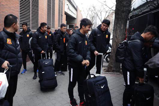 Lang bạt 3 tháng xứ người, đội bóng Vũ Hán cay mắt trở về quê hương - Ảnh 3.