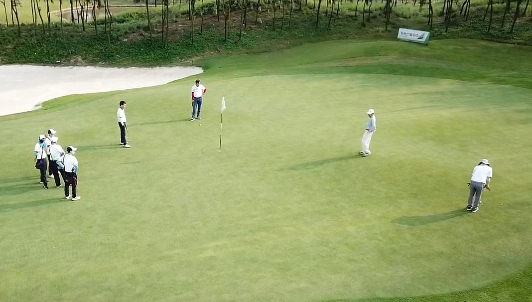 Hàng chục golf thủ tập trung chơi golf ở FLC Sầm Sơn trong khi giãn cách xã hội - Ảnh 2.