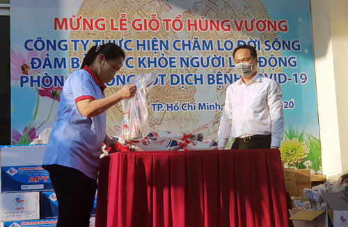 Hơn 850 phần quà đến tay người lao động khó khăn - Ảnh 1.