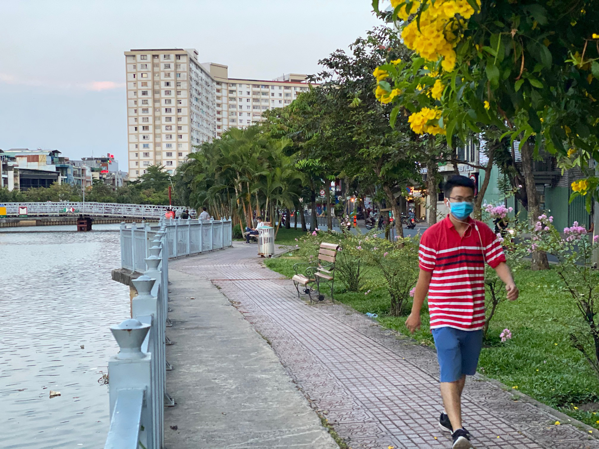 Cận cảnh sáng sớm ngày thứ 2 cách ly xã hội dọc kênh Nhiêu Lộc - Thị Nghè - Ảnh 4.