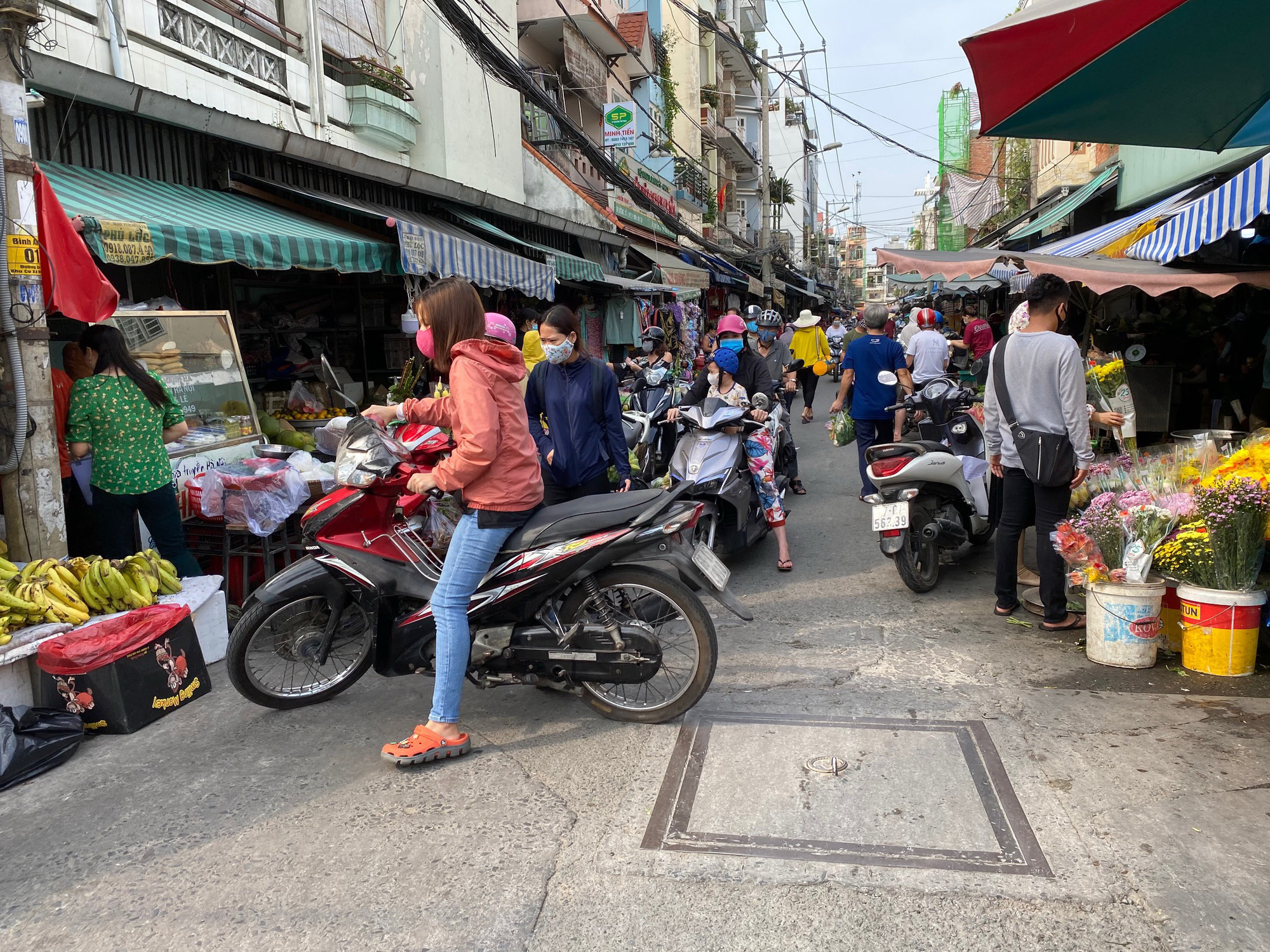 Ngày đầu nới lỏng giãn cách, nhiều người vẫn chưa dám đi chợ - Ảnh 1.