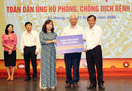 An Giang: Hơn 8,8 tỉ đồng ủng hộ công tác phòng chống dịch, hạn hán - Ảnh 1.