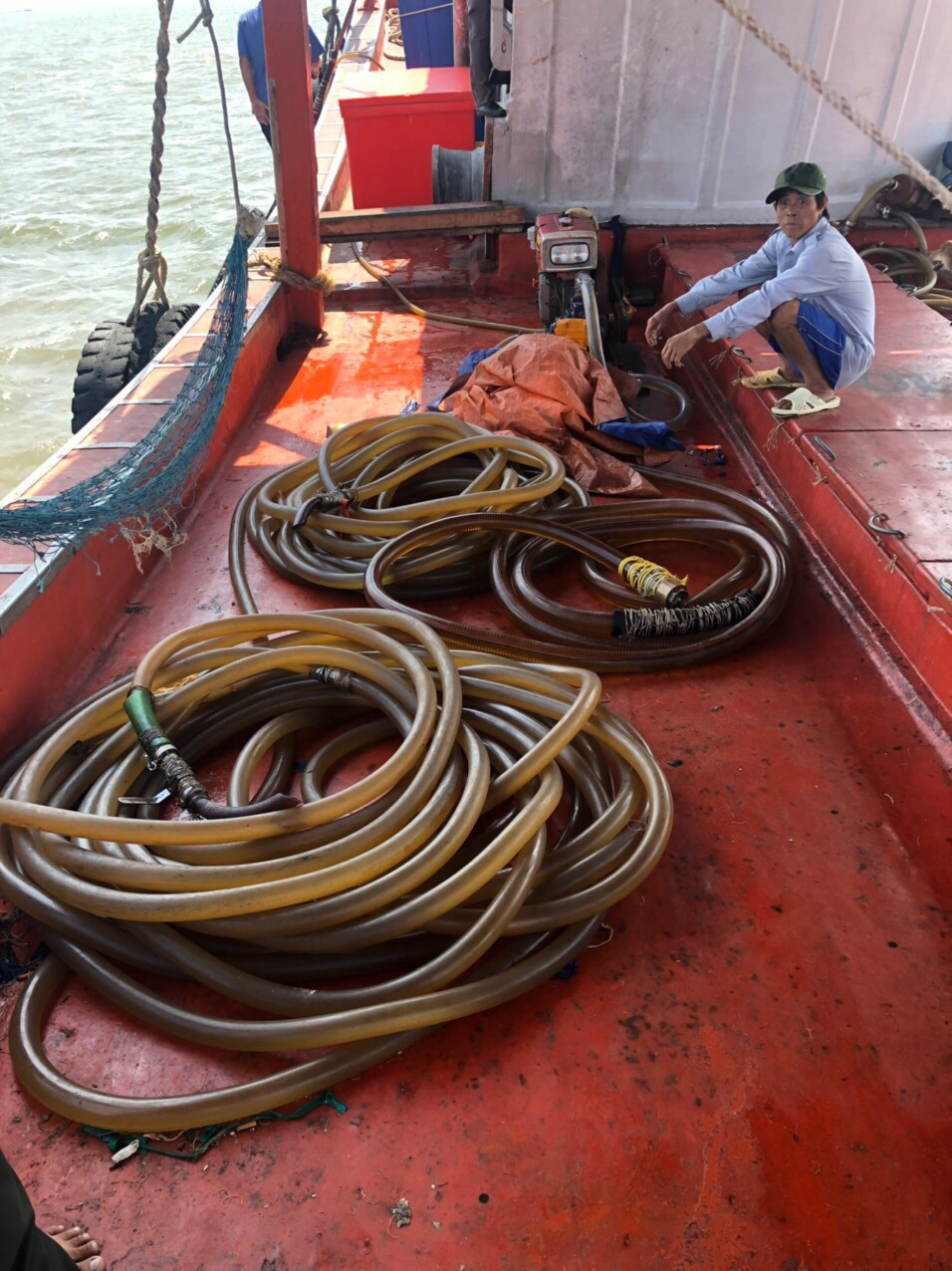 Chi cục Thủy sản Cà Mau vén màn “bí mật” bên trong 9 khoang của tàu cá - Ảnh 3.