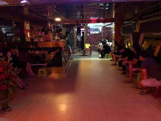Đà Nẵng: Bắt quả tang nhóm nam nữ bay lắc trong karaoke bất chấp lệnh cấm - Ảnh 2.