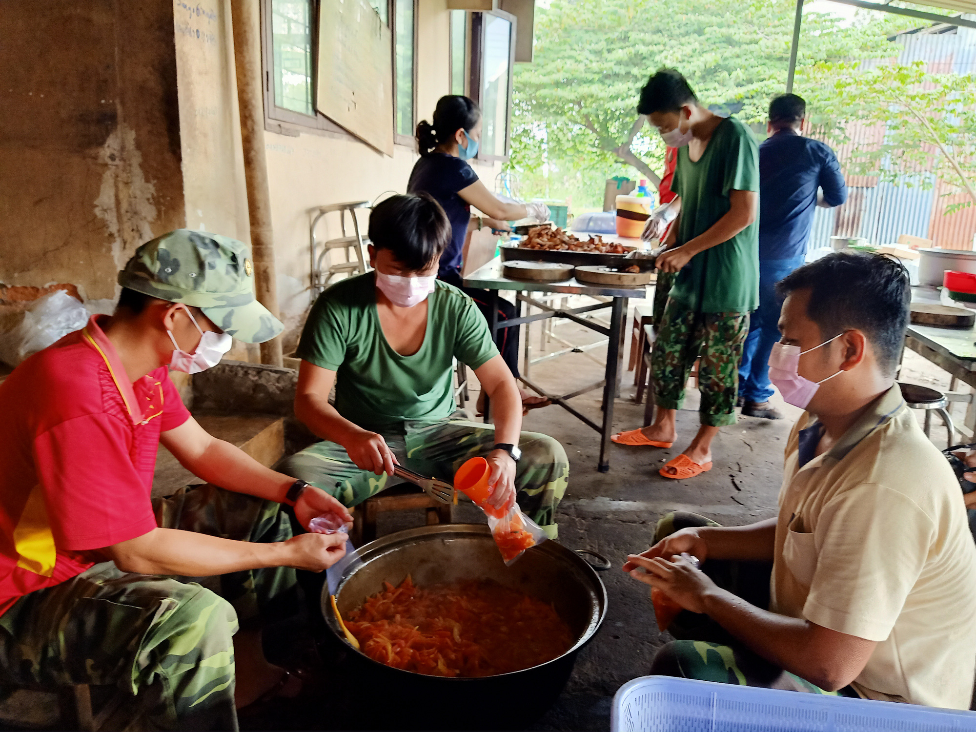 Chiến công thầm lặng của những người lính căng mình phòng, chống dịch Covid-19 - Ảnh 8.