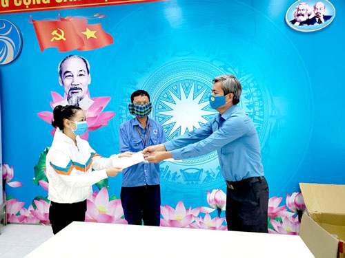 Trao 271 phần quà cho đoàn viên - lao động - Ảnh 1. Trao 271 phần quà cho đoàn viên - lao động - Ảnh 1.