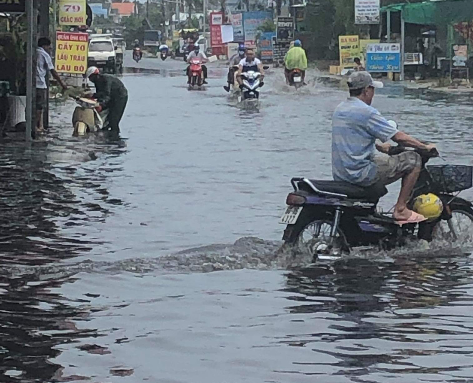 Mưa lớn nhiều giờ bất ngờ đổ xuống đảo ngọc Phú Quốc - Ảnh 3.