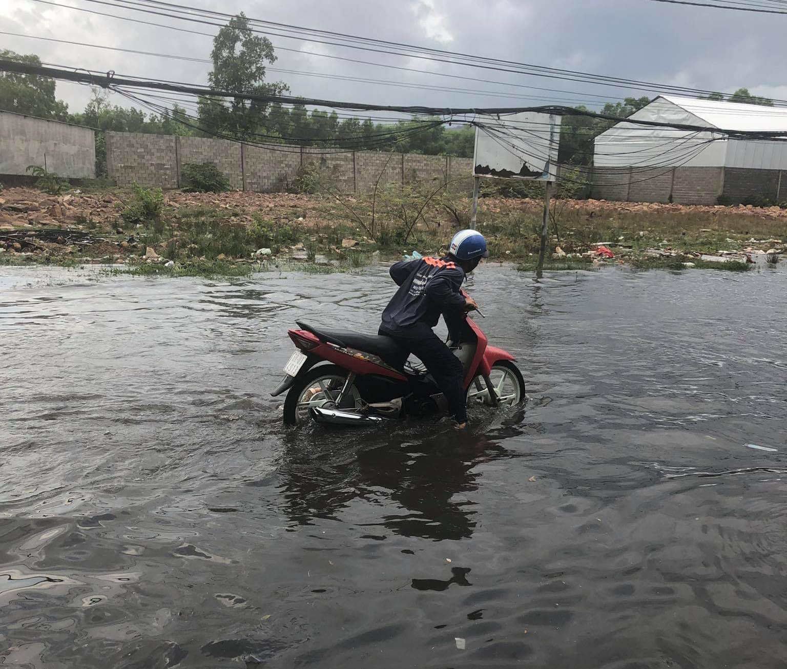 Mưa lớn nhiều giờ bất ngờ đổ xuống đảo ngọc Phú Quốc - Ảnh 5.