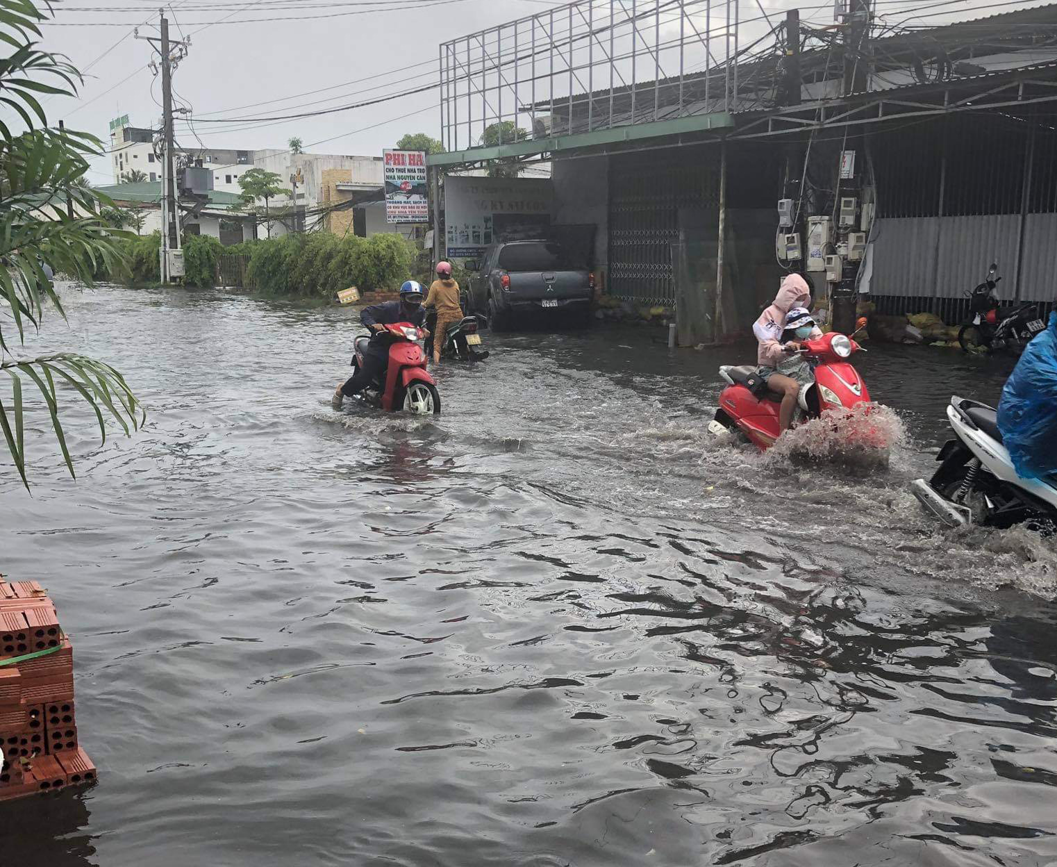 Mưa lớn nhiều giờ bất ngờ đổ xuống đảo ngọc Phú Quốc - Ảnh 6.