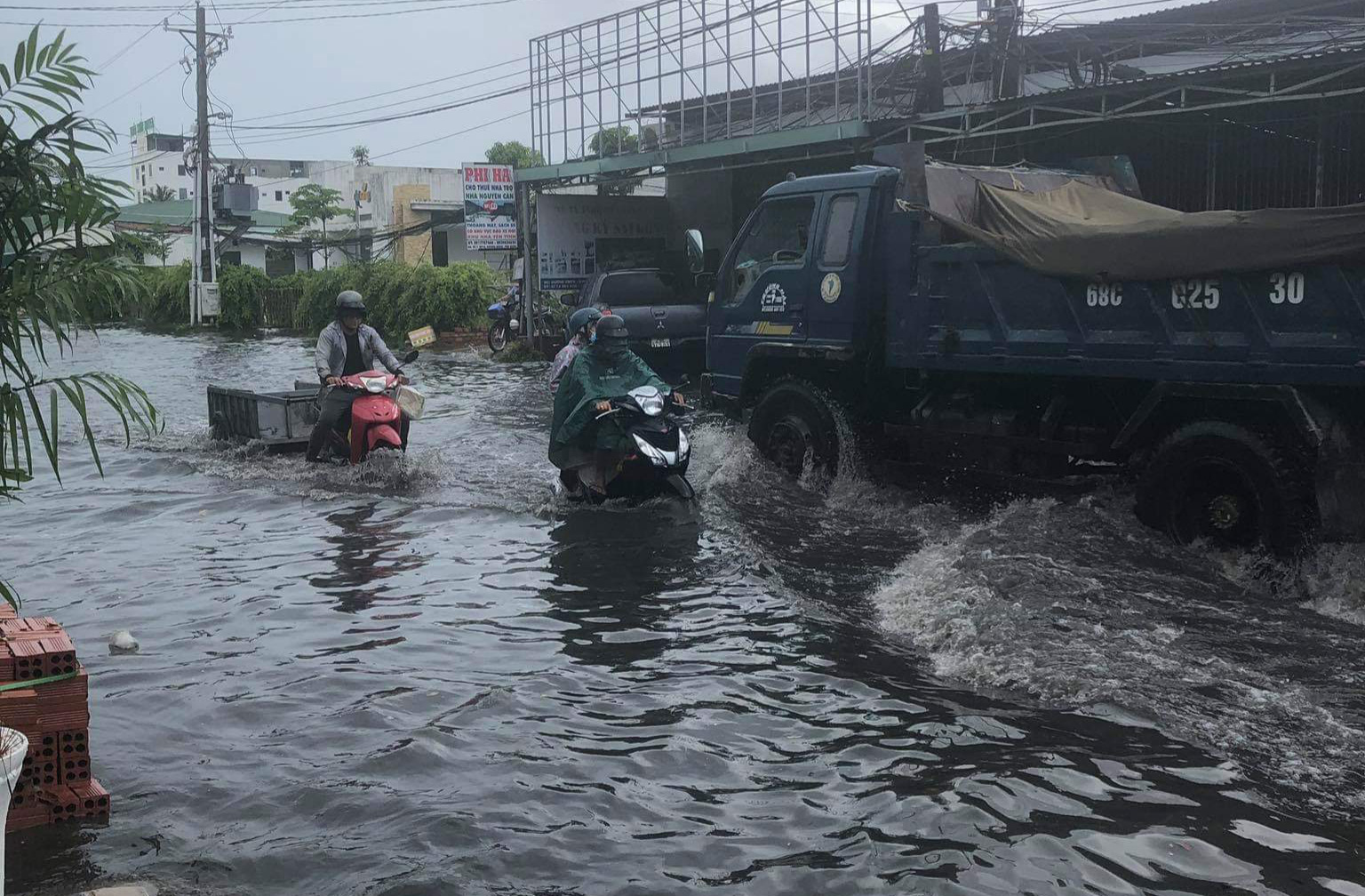 Mưa lớn nhiều giờ bất ngờ đổ xuống đảo ngọc Phú Quốc - Ảnh 7.