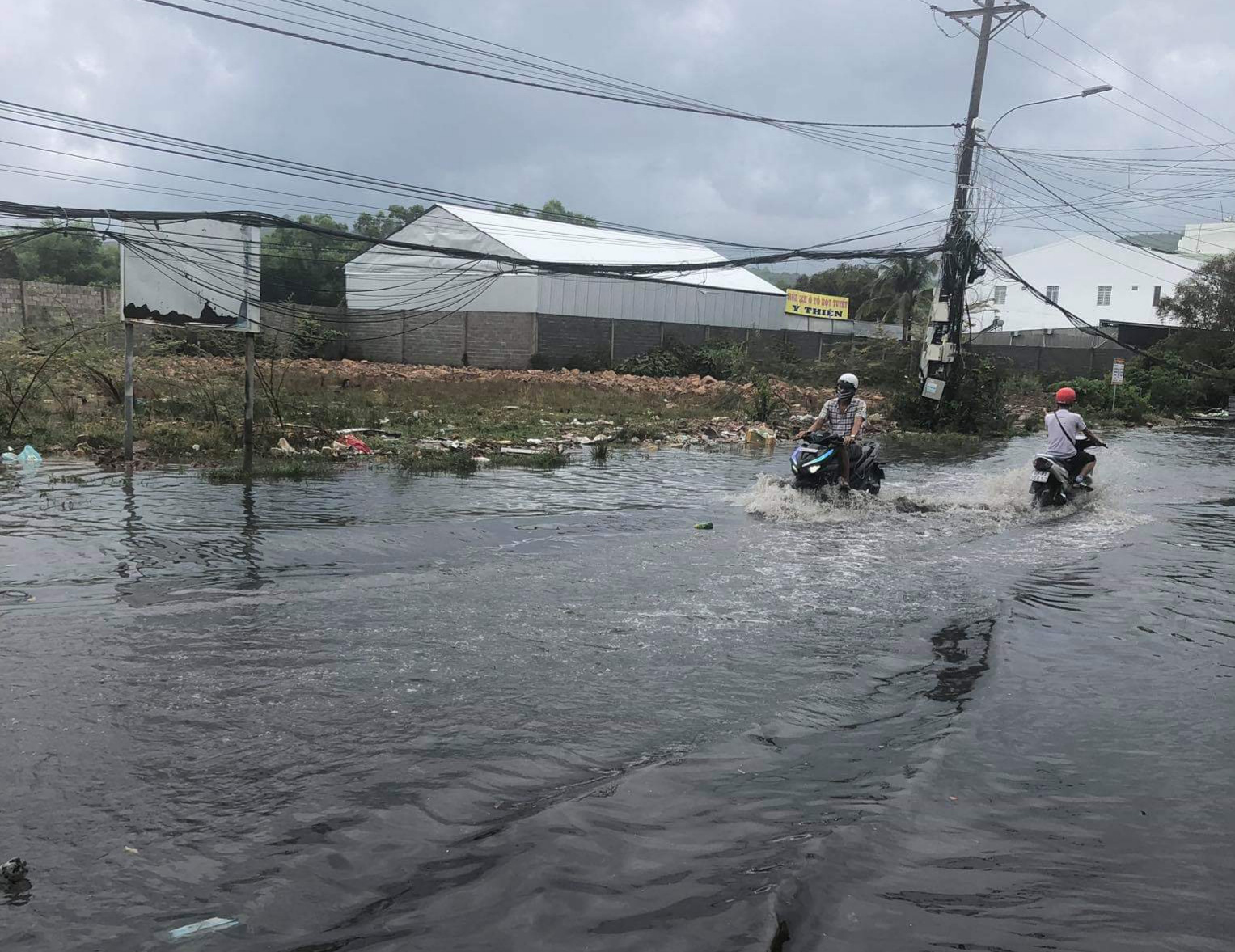 Mưa lớn nhiều giờ bất ngờ đổ xuống đảo ngọc Phú Quốc - Ảnh 8.