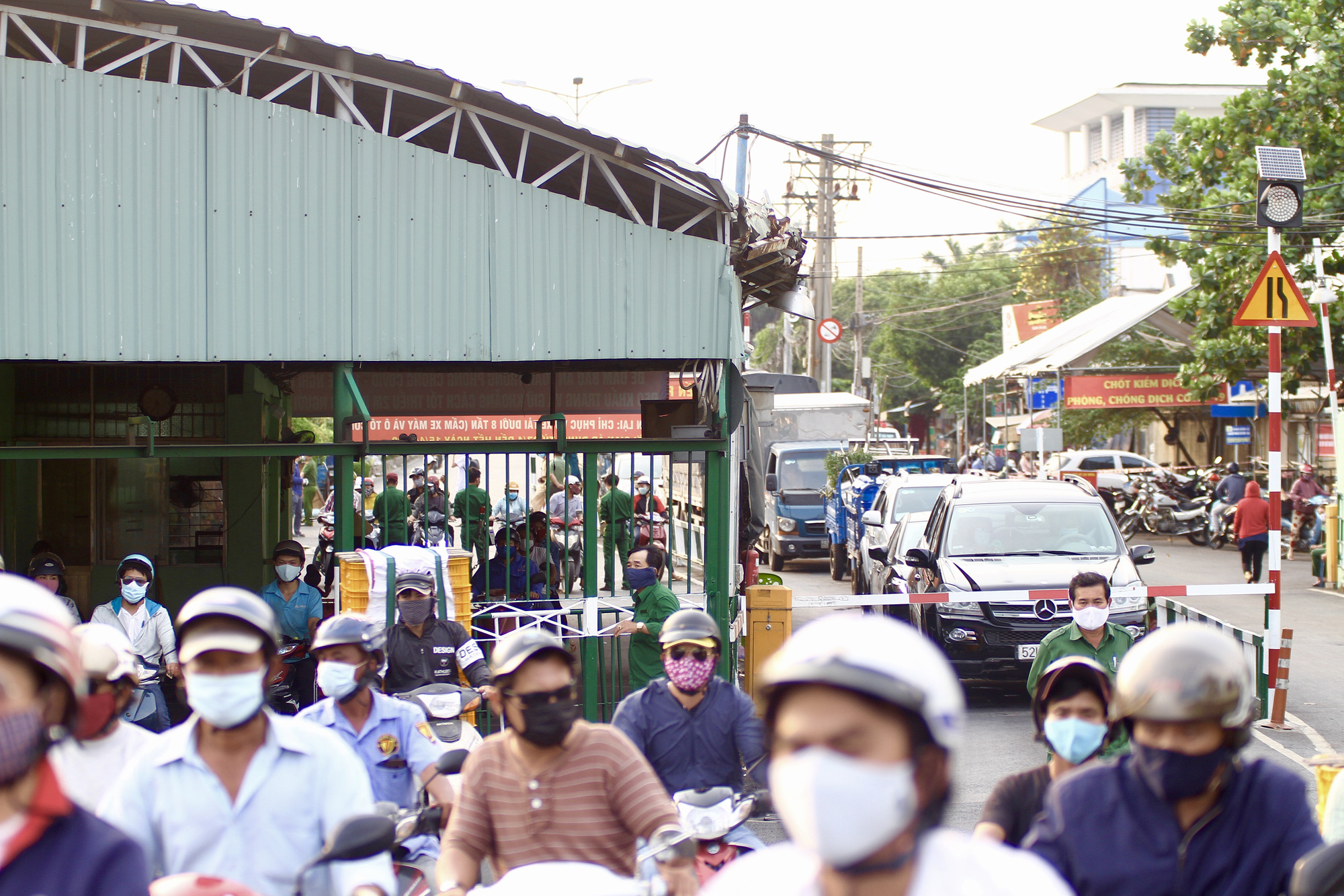 Phà Cát Lái đông người, khó giữ khoảng cách an toàn phòng dịch Covid-19 - Ảnh 5.