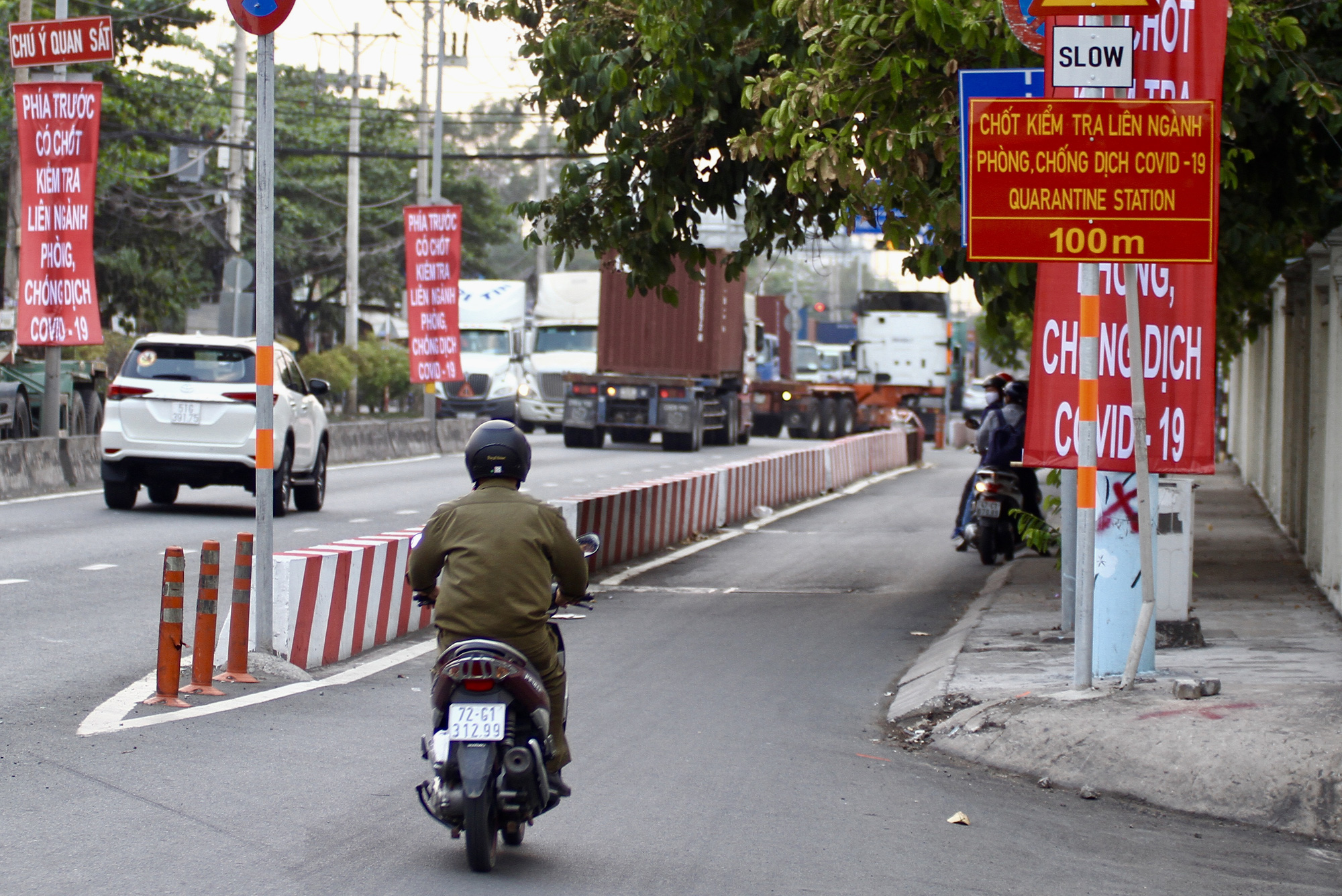 Phà Cát Lái đông người, khó giữ khoảng cách an toàn phòng dịch Covid-19 - Ảnh 12.