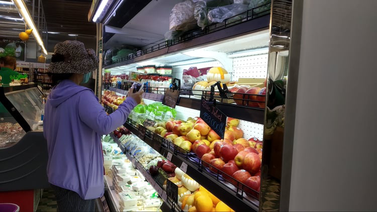 Chợ, siêu thị ở TP HCM đông vui trong 2 ngày nghỉ lễ nhờ giảm giá - Ảnh 7.