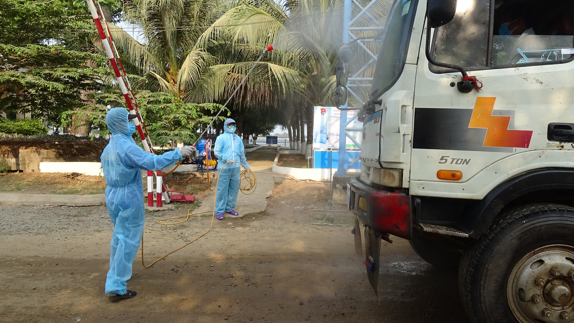 Các “chiến binh” tuyến đầu phòng, chống Covid-19 quyết tâm không buông lỏng tuyến biên giới - Ảnh 1.