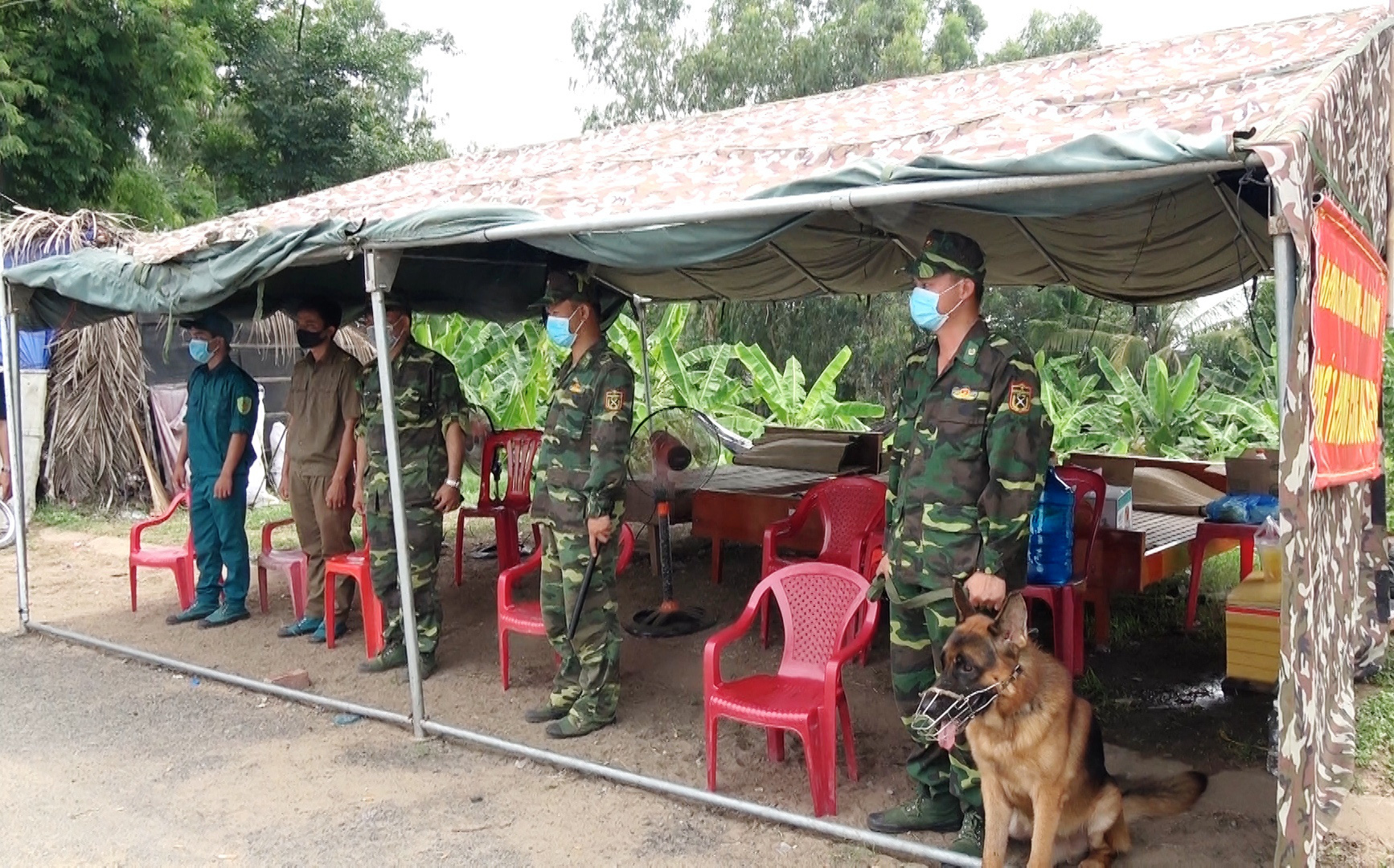 Các “chiến binh” tuyến đầu phòng, chống Covid-19 quyết tâm không buông lỏng tuyến biên giới - Ảnh 5.