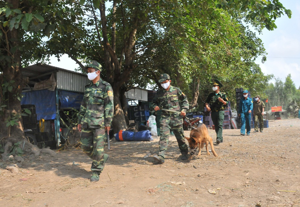 Các “chiến binh” tuyến đầu phòng, chống Covid-19 quyết tâm không buông lỏng tuyến biên giới - Ảnh 15.