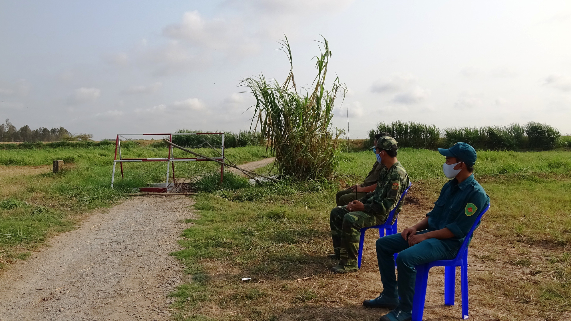 Các “chiến binh” tuyến đầu phòng, chống Covid-19 quyết tâm không buông lỏng tuyến biên giới - Ảnh 12.