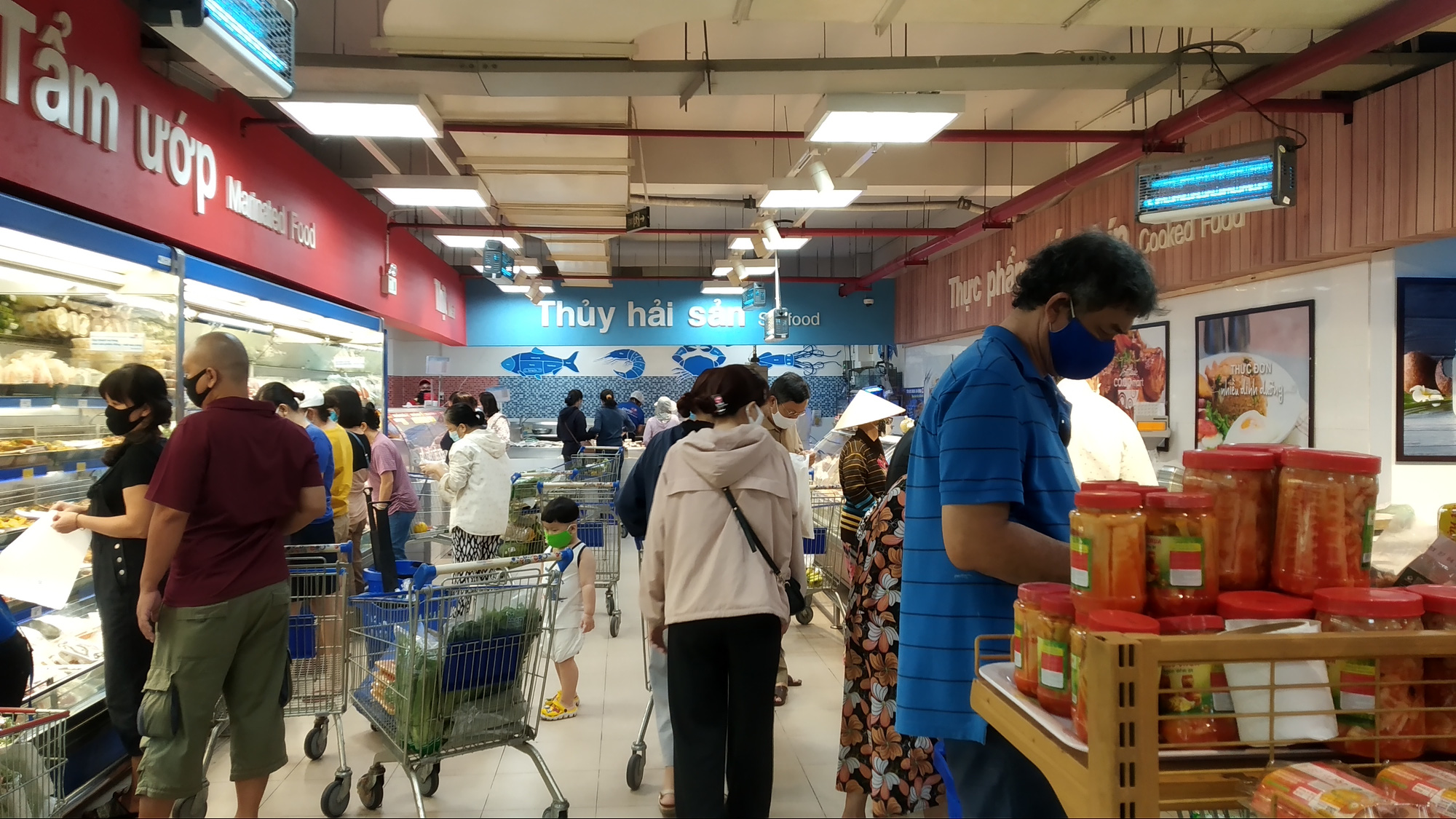 Chợ, siêu thị ở TP HCM đông vui trong 2 ngày nghỉ lễ nhờ giảm giá - Ảnh 3.